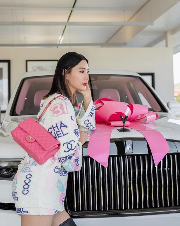 Dinikahi Pengusaha Kaya, Aktris Korea Clara Pamer Rolls Royce Cullinan Custom