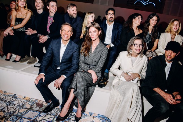 Karlie Kloss Hadiri Show Dior, Tampil Perdana Setelah Beli Perusahaan Media