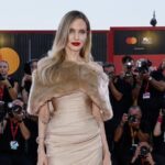 Angelina Jolie Tiba-tiba Berhenti di Red Carpet, Berlutut Demi Pria Ini