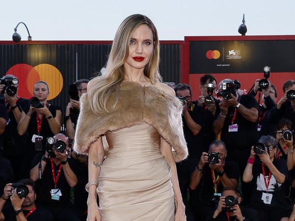 Angelina Jolie Tiba-tiba Berhenti di Red Carpet, Berlutut Demi Pria Ini