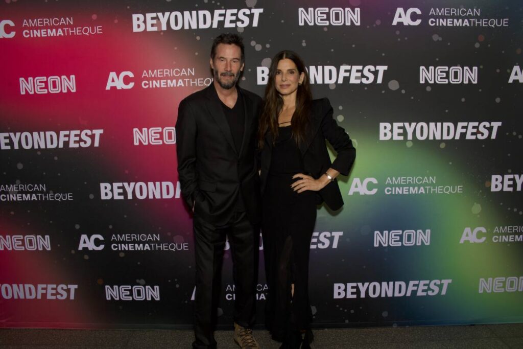 Penampilan Langka Keanu Reeves & Sandra Bullock Reuni 30 Tahun Film ‘Speed’