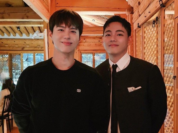 Gantengnya V BTS di Acara Private Dinner CELINE, Peluk Hangat Park Bo Gum