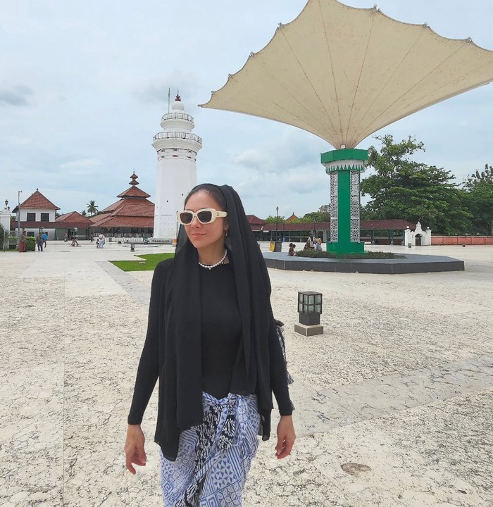 Gaya Wulan Guritno Kunjungi Masjid Agung Banten, Tampil Beda Berkerudung