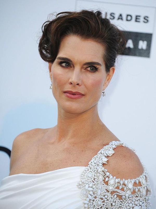 Brooke Shields Bongkar Tindakan Dokter Lakukan ‘Bonus’ Oplas Vagina Tanpa Izin