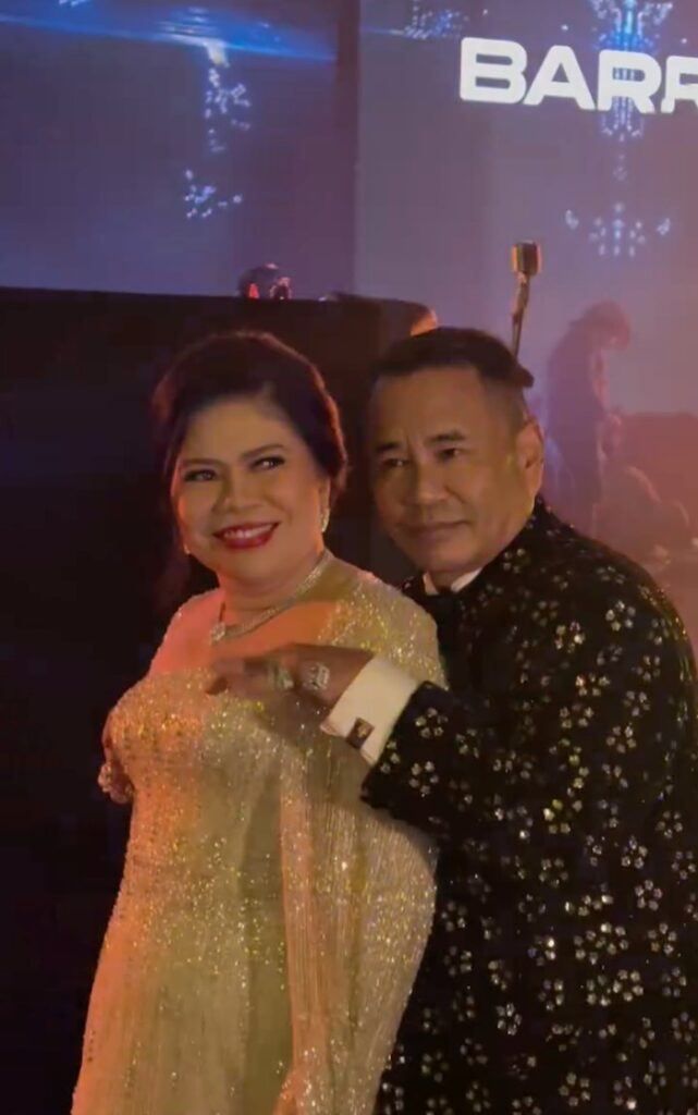 Momen Langka Hotman Paris Pamer Kemesraan Bareng Istri di After Party Anaknya