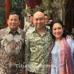 Gaya Titiek Soeharto Rayakan Tahun Baru 2025 Bareng Prabowo, Anggun Berbatik