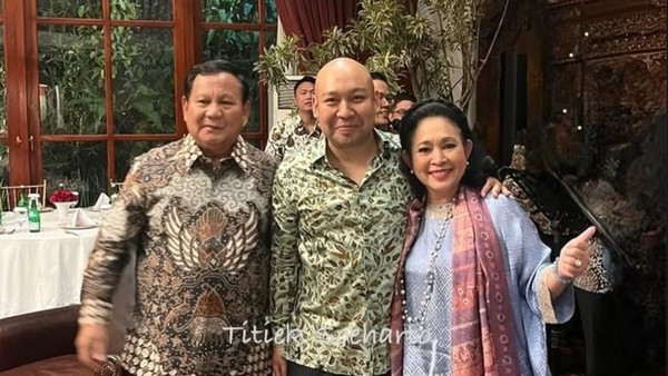 Gaya Titiek Soeharto Rayakan Tahun Baru 2025 Bareng Prabowo, Anggun Berbatik